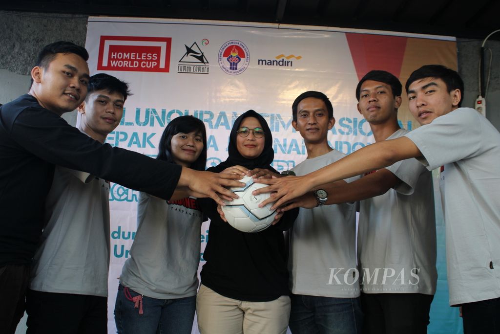 Tujuh pemain tim nasional Indonesia di Homeless World Cup 2023 berpose di Rumah Cemara, Kota Bandung, Jawa Barat, Minggu (14/5/2023). Mereka berlaga di Sacramento, California, Amerika Serikat, pertengahan tahun ini dengan membawa isu-isu kesetaraan.