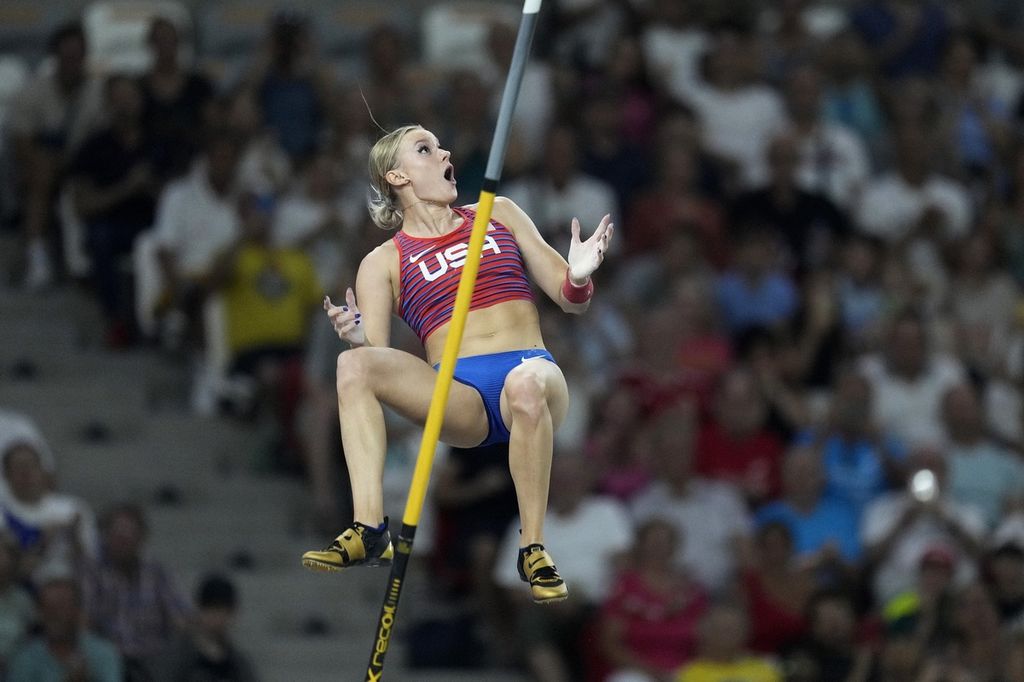 Atlet AS Katie Moon berhasil meloncat dengan sempurna pada final loncat galah putri pada Kejuaraan Atletik Dunia di National Athletics Centre, Budapest, Hongaria, Rabu (23/8/2023). Moon meraih emas dengan loncatan 4,90 meter.