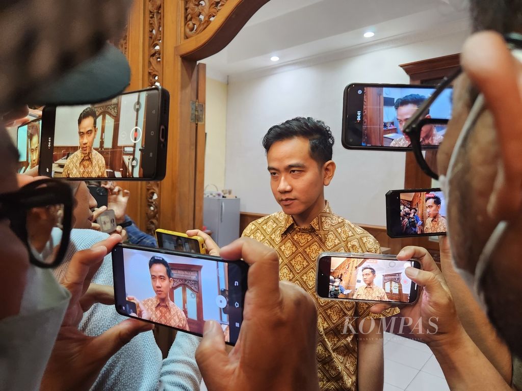 Vice Presidential candidate number 2, Gibran Rakabuming Raka, when interviewed by the media regarding the decision of the presidential election dispute, at Surakarta City Hall, Surakarta City, Central Java, on Tuesday (23/4/2024).