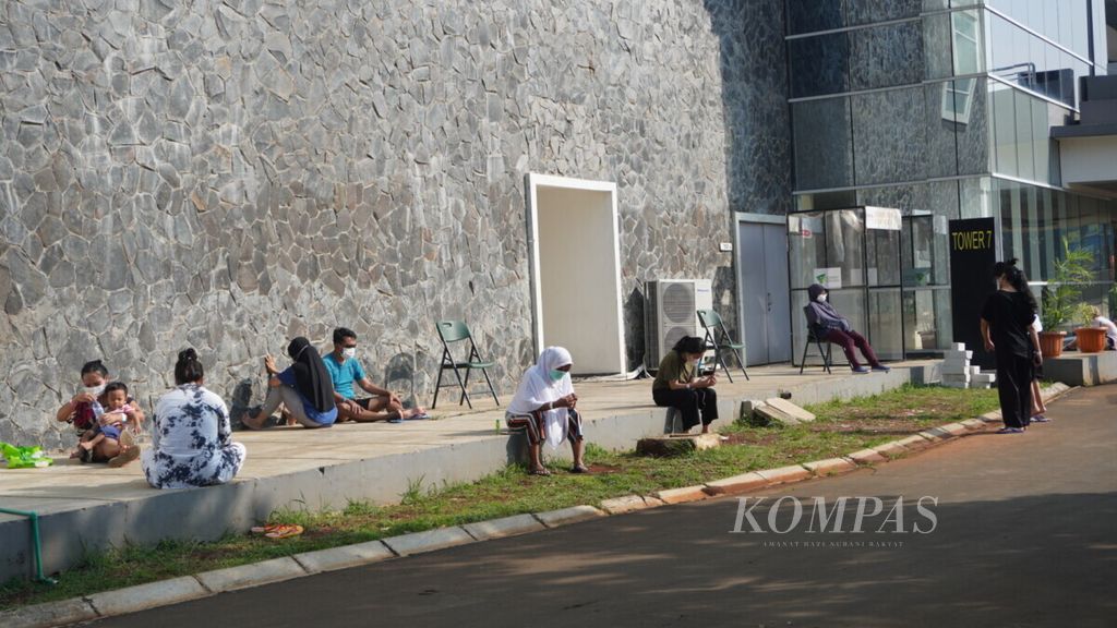 Sejumlah pasien Covid-19 yang menjalani isolasi di Rumah Sakit Darurat Covid-19 (RSDC) Wisma Atlet Kemayoran, Jakarta Pusat, terlihat sedang berjemur di halaman <i>tower</i> 7, Senin (7/6/2021) pagi.