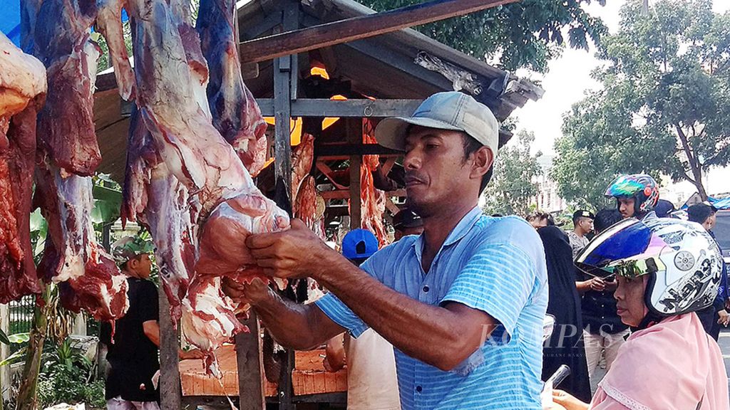 Pedagang daging melayani pembeli di Pasar Peunayong, Banda Aceh, Aceh, Rabu (16/5/2018). Tradisi <i>meugang</i> menyantap masakan daging jelang puasa Ramadhan menjadi tradisi bagi warga Aceh. Tradisi ini sudah berlangsung sejak masa Sultan Iskandar Muda pada abad ke-16 yang kini masih dilestarikan.