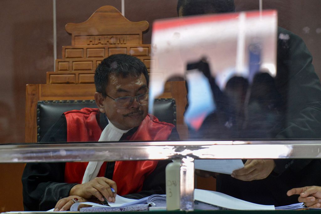 Hakim Ketua Kamaludin memeriksa berkas penggugat dan tergugat di Pengadilan Negeri Jakarta Barat, Selasa (24/1/2023). 
