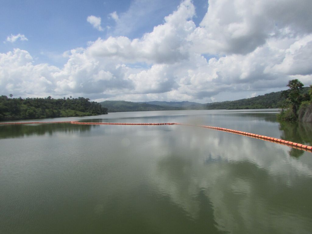 Kolam air bendungan Tilong di Desa Oelnasi, Kabupaten Kupang, Senin (20/2/2023). Bendungan ini memiliki luas kolam genangan 154,90 hektar dan kapasitas total tampungan 19,07 juta meter kubik.