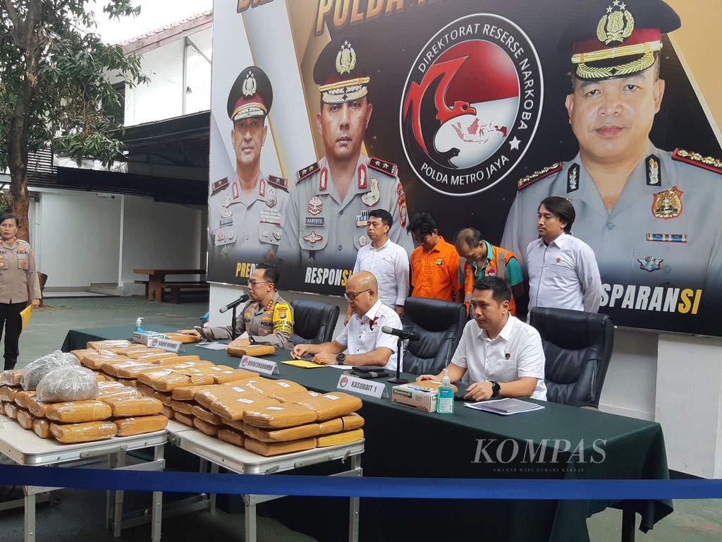 Direktorat Reserse Polda Metro Jaya menangkap dua residivis kasus narkoba yang mengedarkan ganja seberat hampir 100 kilogram, Senin (10/6/2024). Mereka mengedarkan ganja ke wilayah Jabodetabek. 