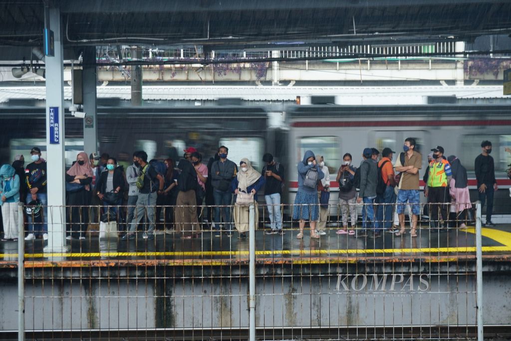 Para penumpang menunggu kedatangan kereta rel listrik (KRL) di Stasiun Tanah Abang, Jakarta, Kamis (30/3/2023). Saat ini, PT Kereta Commuter Indonesia (KCI) memiliki 109 rangkaian kereta untuk melayani 436,14 juta orang sepanjang tahun.