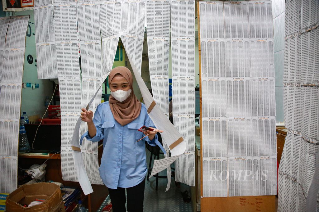  A salesperson emerges from behind a list of new cellular phone SIM card numbers from various operators offered at one of the outlets in a cellular shopping center in the Cideng area, Gambir, Central Jakarta, Sunday (4/9/2022). Citizen data leaks have occurred again. This time the alleged leak of 1.3 billion cellular phone prepaid SIM card registration data was leaked and marketed in online data buying and selling forums.