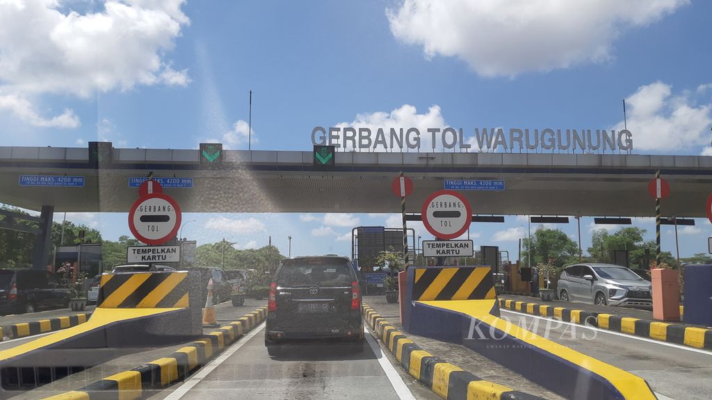 Gerbang tol Warugunung (Mojokerto-Surabaya) pada Minggu (23/4/2023), lancar.