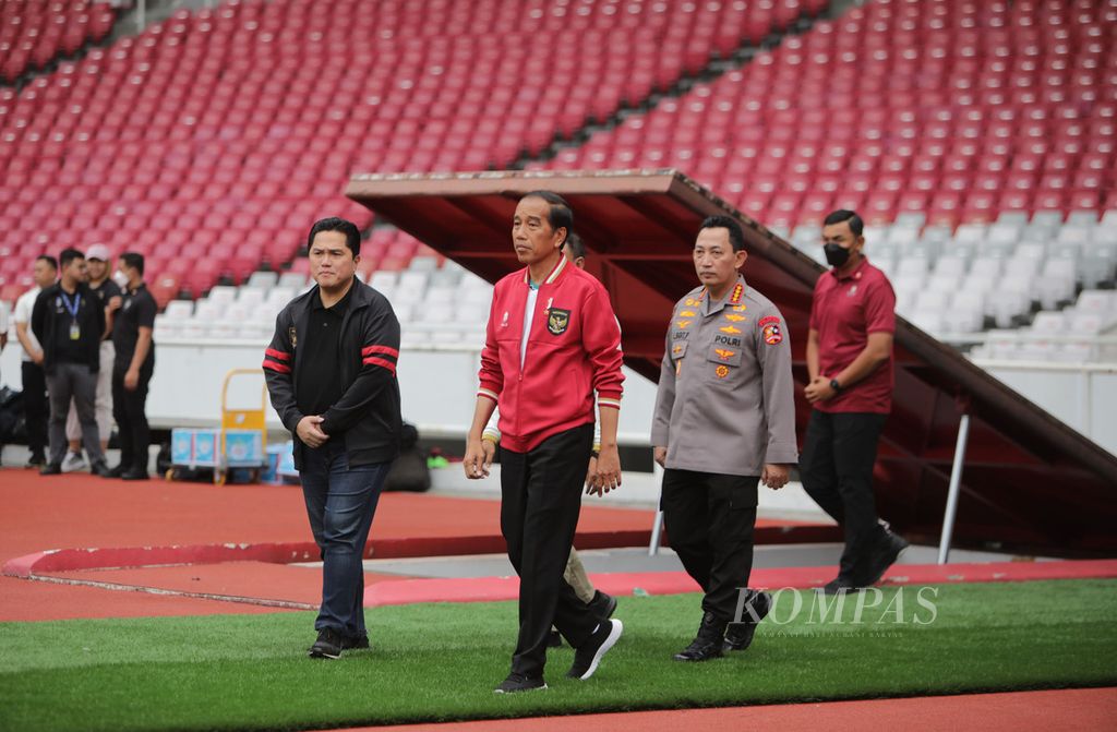 Presiden Joko Widodo didampingi Ketua Umum PSSI Erick Thohir dan Kapolri Jenderal (Pol) Listyo Sigit Prabowo di Stadion Utama Gelora Bung Karno, Jakarta, Sabtu (1/4/2023). 