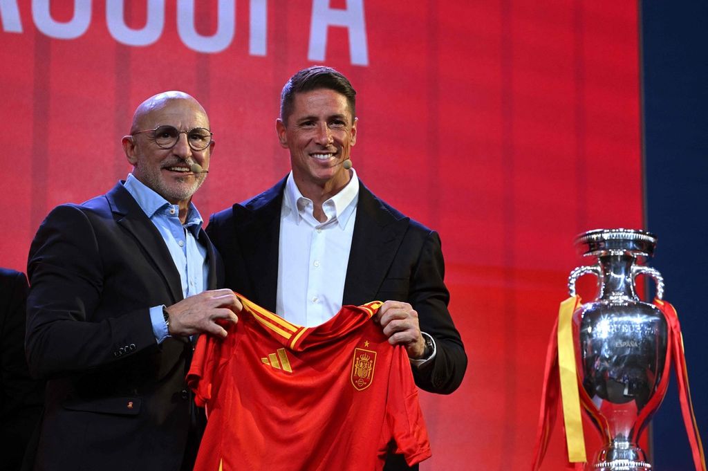 Pelatih Spanyol Luis de la Fuente dan mantan pemain Spanyol, Fernando Torres, saat pengumuman daftar pemain sementara tim nasional Spanyol untuk Piala Eropa 2024 di fasilitas latihan Ciudad del Futbol di La Rozas, Madrid, Senin (27/5/2024). 