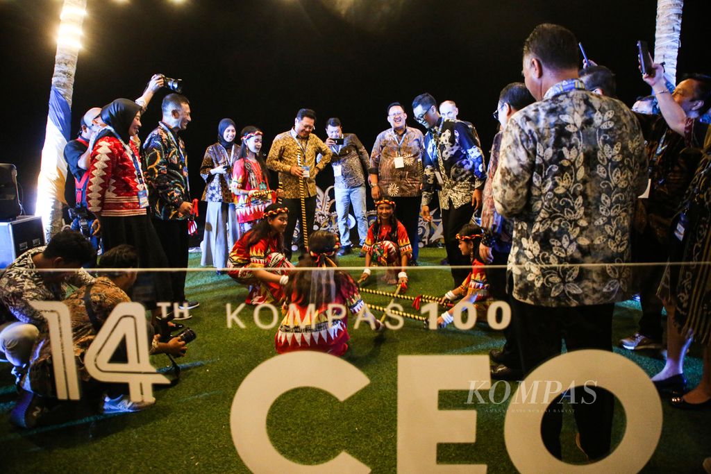 Para CEO menngikuti permainan tari Gantar saat jamuan makan malam di Kampung Pasir, Balikpapan, Kalimantan Timur, Rabu (01/11/2023) malam. Kompas/Priyombodo (PRI) 01-11-2023