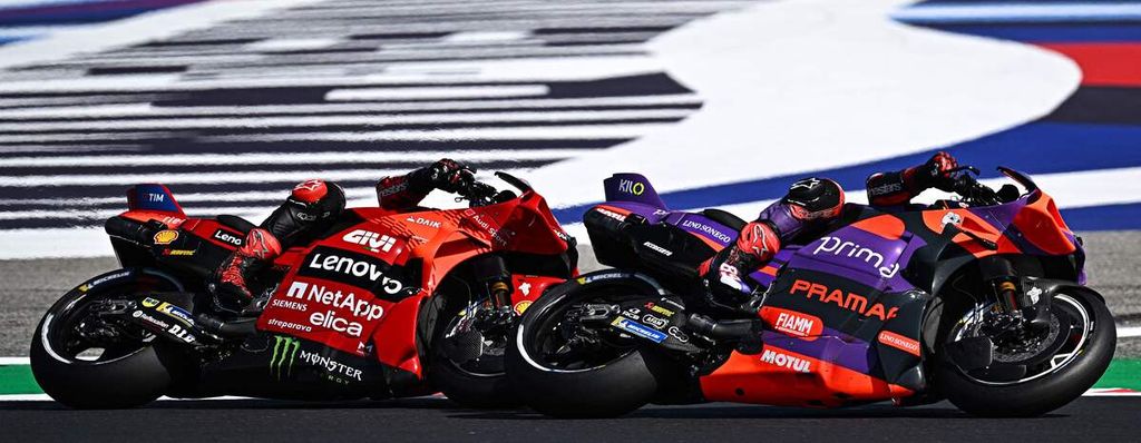 Pebalap Prima Pramac Racing, Jorge Martin (kanan), bersaing ketat dengan pebalap Ducati, Francesco Bagnaia, pada balap sprint MotoGP seri San Marino di Misano, Italia, Sabtu (7/9/2024).