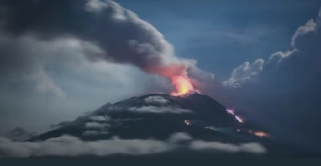 Gunung Ile Lewotolok, Lembata, Nusa Tenggara Timur, yang berjarak sekitar 60 km dari Gunung Lewotobi Laki-laki dan Lewotobi Perempuan, Selasa (4/1/2022). Lewotobi kembali menyemburkan lava pijar dan awan panas setinggi 600-700 meter dari permukaan kawah gunung.