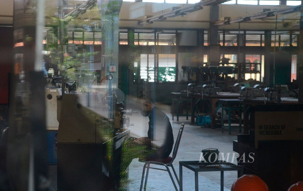 Salah satu siswa yang sedang belajar praktek tentang permesinan di SMK Negeri Jawa Tengah, Kota Semarang, Jawa Tengah, Rabu (9/3/2022).  