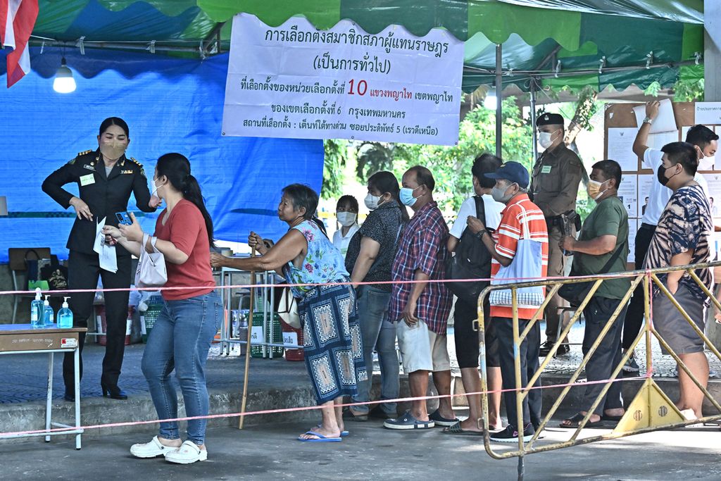 Warga mengantre untuk menggunakan hak pilihnya di sebuah tempat pemungutan suara di Bangkok, Minggu (14/5/2023). 