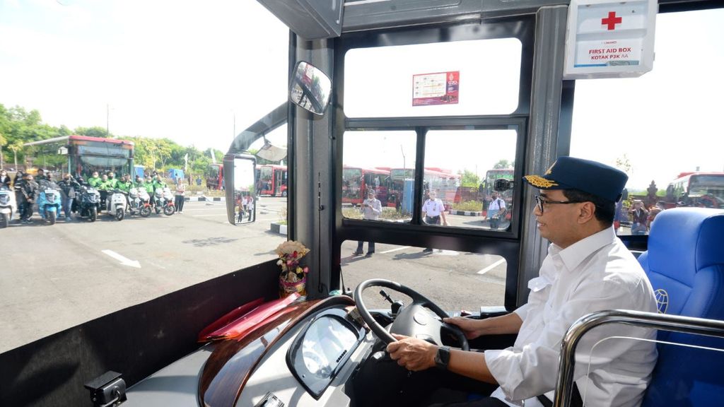 Menteri Perhubungan Budi Karya Sumadi mencoba duduk di bangku kemudi bus listrik saat meninjau kesiapan armada bus listrik di Bali, Kamis (10/11/2022), yang akan digunakan pada penyelenggaraan KTT G20.