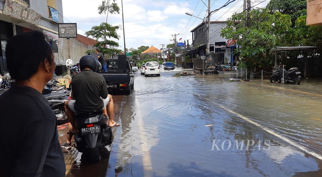 Banjir menggenangi ruas Jalan Kunti II, wilayah Seminyak, Kabupaten Badung, Bali, yang berbatasan dengan Kota Denpasar, Sabtu (8/10/2022).