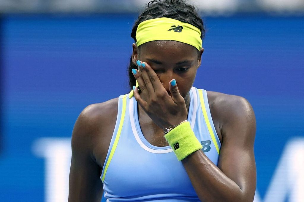 Petenis Amerika Serikat, Coco Gauff, mengusap wajahnya saat menghadapi Emma Navarro (AS) pada babak 16 besar tunggal putri Grand Slam AS Terbuka 2024 di Stadion Arthur Ashe, Flushing Meadows, New York, AS, Senin (2/9/2024) dini hari WIB. Coco kalah 3-6, 6-4, 3-6.