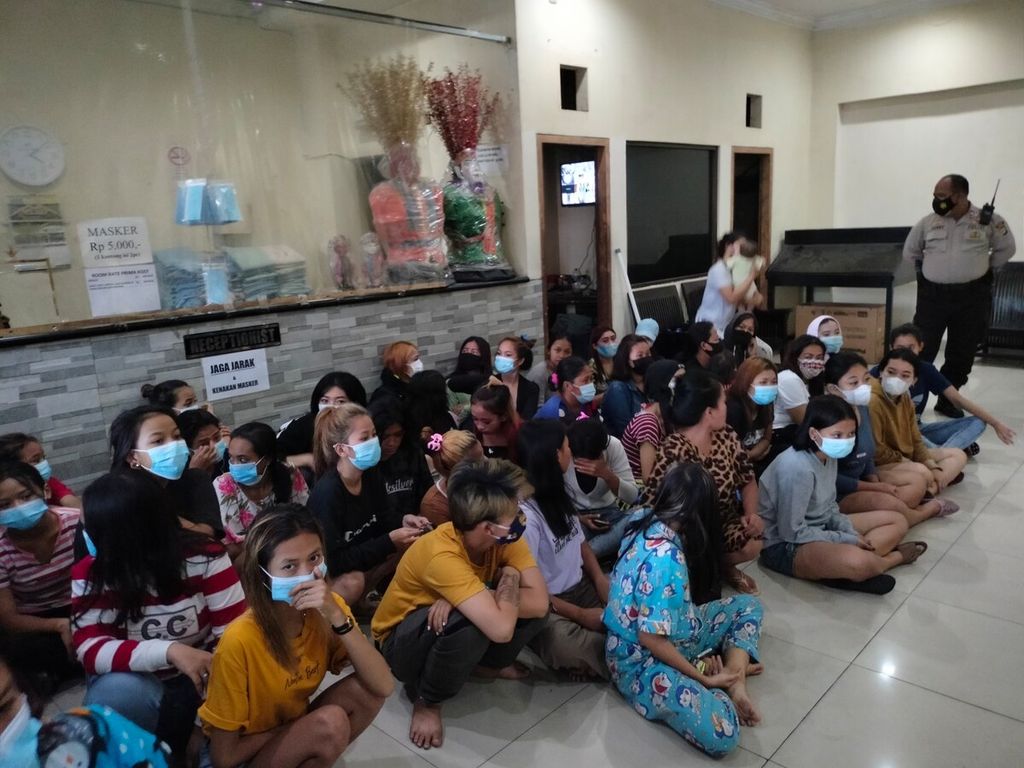 Polisi mendata dan memeriksa puluhan perempuan dan puluhan lelaki di Polsek Koja, Jakarta Utara, yang digerebek polisi pada Rabu (17/3/2021) di sebuah hotel di wilayah Koja. Para perempuan itu terlibat praktik prostitusi daring.