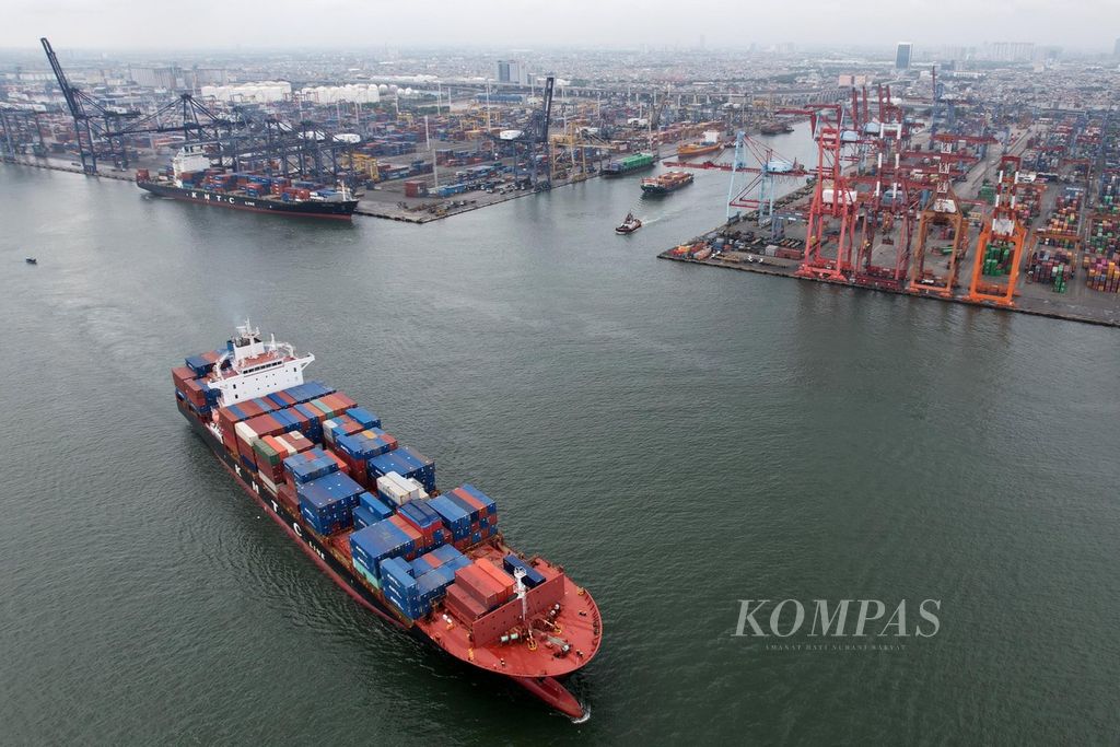 Kapal kontainer meninggalkan Pelabuhan Tanjung Priok, Jakarta, setelah melakukan bongkar muat peti kemas, Kamis (2/2/2023). 
