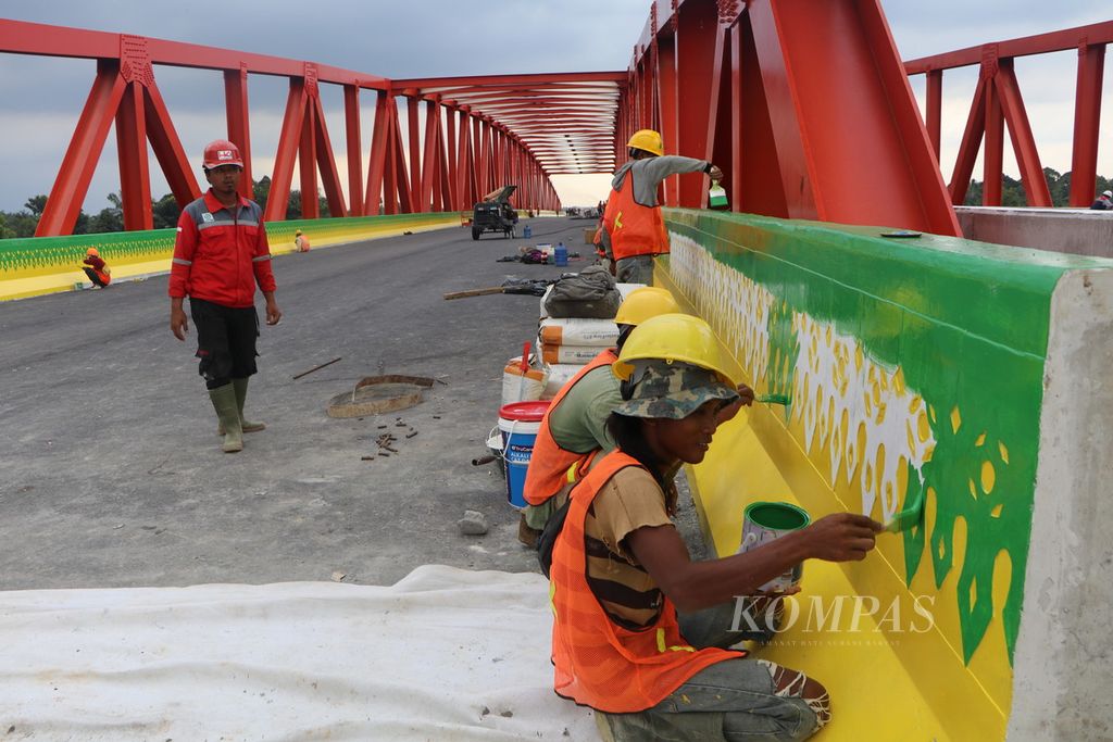 Pekerja  beraktivitas pada proyek pembangunan Jalan Tol Binjai-Tanjung Pura-Pangkalan Brandan di Kabupaten Langkat, Sumatera Utara, Jumat (11/8/2023).