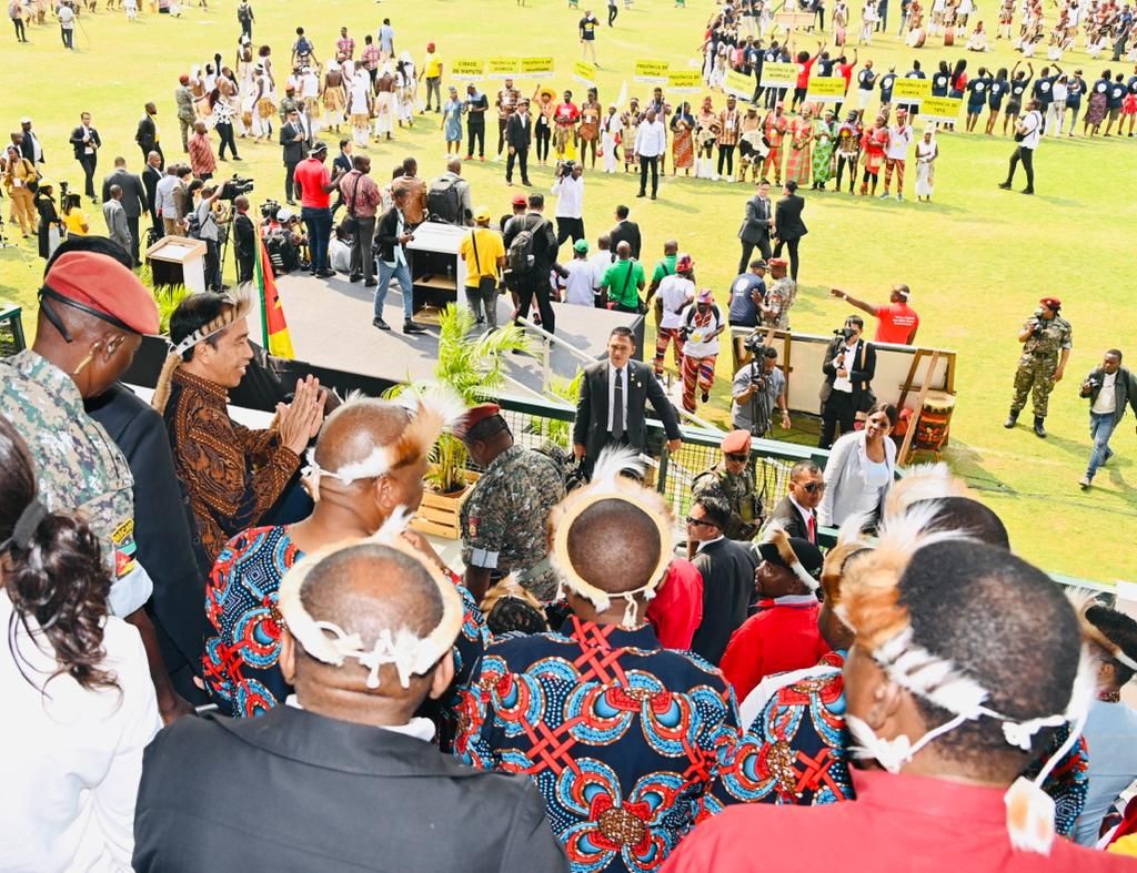 Mengawali kunjungan perdananya di Maputo, Presiden Joko Widodo menghadiri undangan Presiden Republik Mozambik Filipe Nyusi dalam acara pembukaan Festival Budaya Nasional 2023 atau National Festival of Culture Mozambik yang digelar di Lapangan Asosiasi Black Bulls, Maputo, Republik Mozambik, pada Rabu, 23 Agustus 2023.