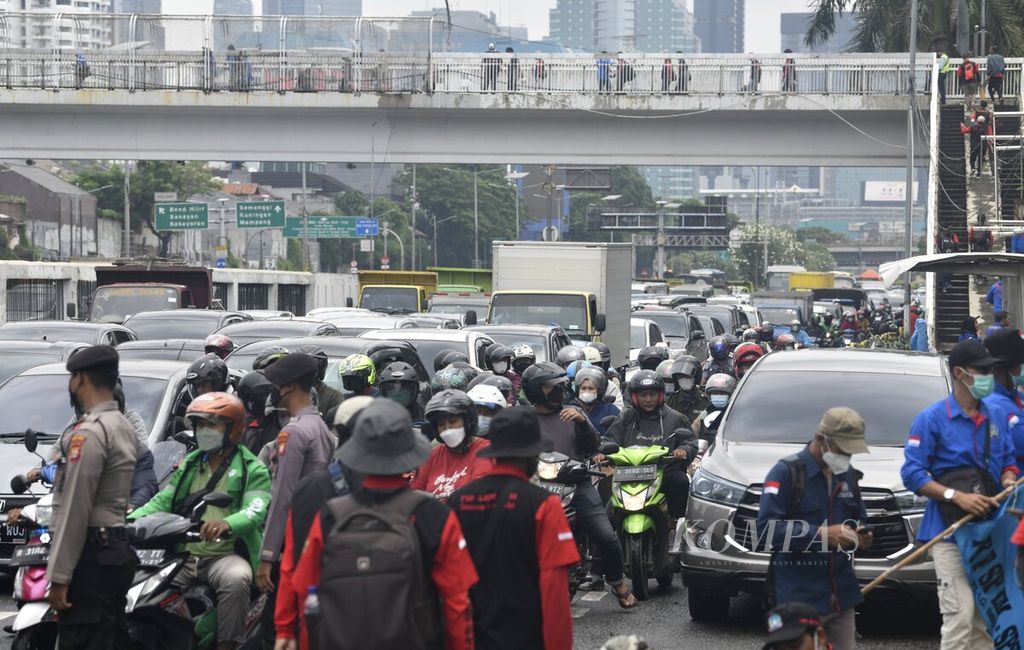 Suasana kepadatan lalu lintas kendaraan di Jalan Gatot Subroto, Jakarta, Rabu (26/1/2022). Modus orang pura-pura tertabrak lalu mengejar dan menghentikan paksa mobil tertentu masih ada di Jakarta. Warga perlu lebih berhati-hati agar tidak terprovokasi teriakan pelaku modus pura-pura tertabrak yang bisa menimbulkan dampak pidana.