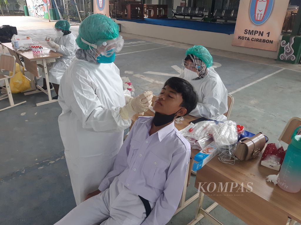 Siswa menjalani tes usap di SMPN 1 Kota Cirebon, Jawa Barat, Senin (31/1/2022). Sebanyak empat siswa terpapar Covid-19 di sekolah tersebut.