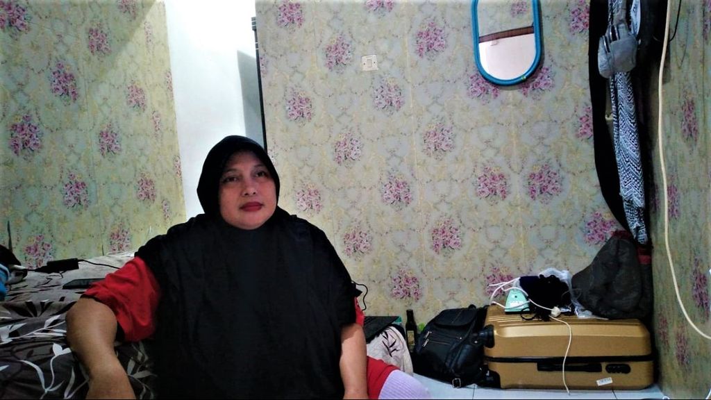 Marlina Mayasari (43), pasien tumor otak, saat bersiap akan melakukan kemoterapi di RS Dharmais, Selasa (26/10/2022). Marlina bercerita suka dan duka tinggal di kos, RT 001 RW 009, Kota Bambu, Jakarta Barat.