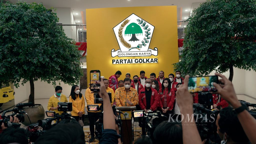 Ketua Umum DPP Partai Solidaritas Indonesia (PSI) Giring Ganesha dan Ketua Umum Partai Golkar Airlangga Hartarto menggelar jumpa pers usai pertemuan di Kantor DPP Partai Golkar, Jakarta Barat, Selasa (23/8/2022). 