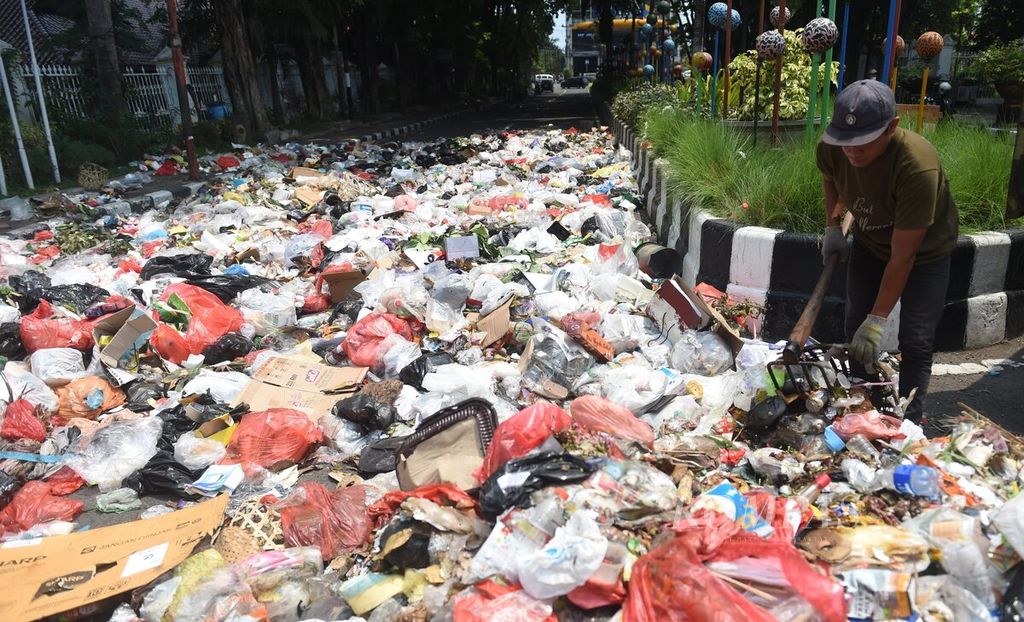 Petugas dinas lingkungan hidup dan kebersihan membersihkan sampah di depan Pendopo Kabupaten Sidoarjo yang ditinggalkan seusai unjuk rasa aliansi Gerakan Pekerja Kebersihan Seluruh Indonesia (Gapeksi), Sidoarjo, Jatim, Rabu (20/12/2023). 