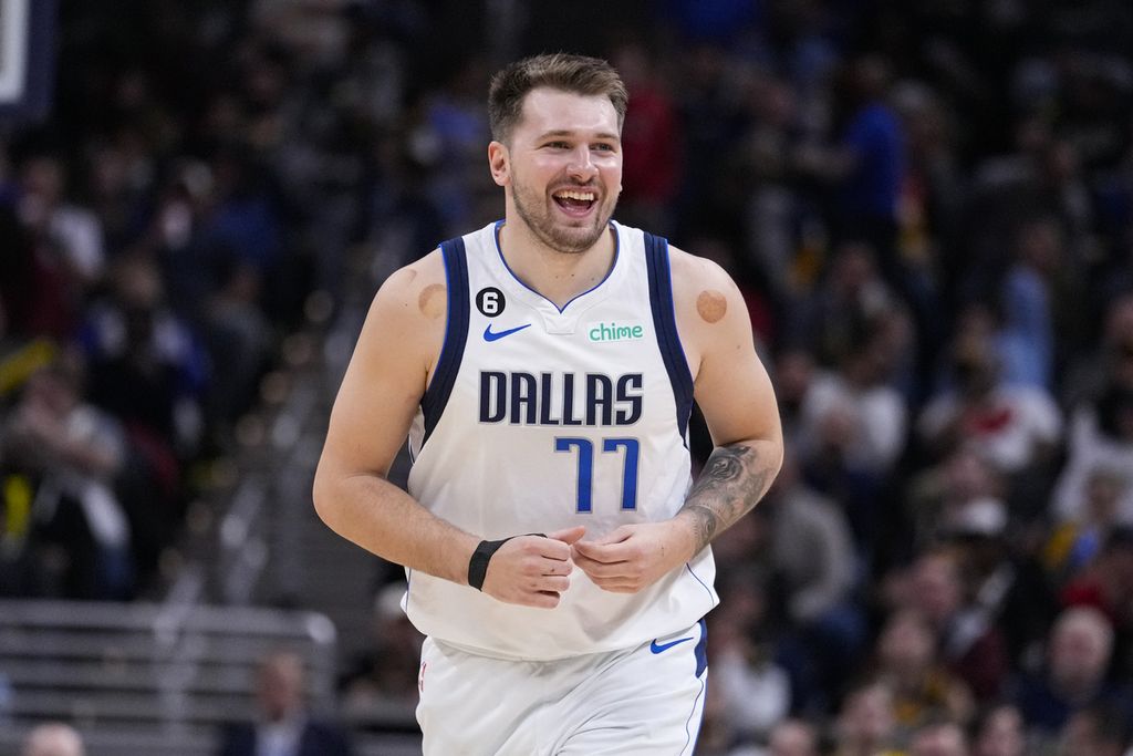 Luka Doncic tersenyum usai mencetak angka pada laga NBA antara Mavericks dan Pacers di Gainbridge Fieldhouse, Indianapolis, Indiana, AS, Selasa (28/3/2023) pagi WIB.