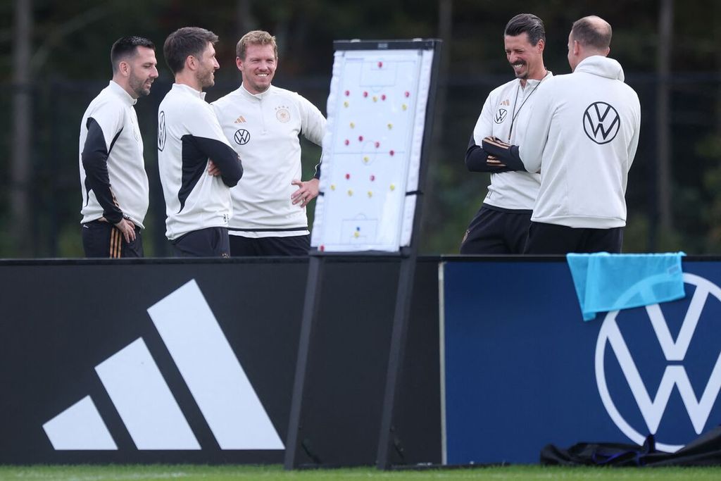 Pelatih Jerman Julian Nagelsmann (tengah) dan tim pelatih lainnya berbicara sebelum sesi latihan timnas Jerman yang akan menghadapi timnas AS. Latihan digelar di Foxborough, Massachusetts, Kamis (12/10/2023).