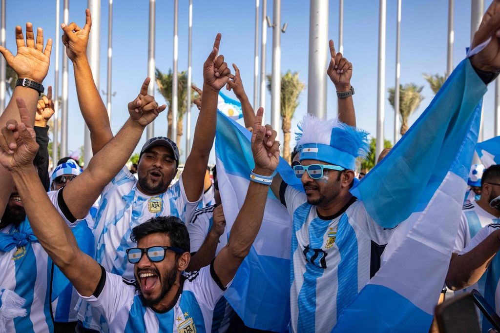 Para pendukung Argentina telah meramaikan Doha, Qatar, seperti terlihat pada Jumat (11/11/2022), menjelang berlangsungnya Piala Dunia Qatar 2022. 