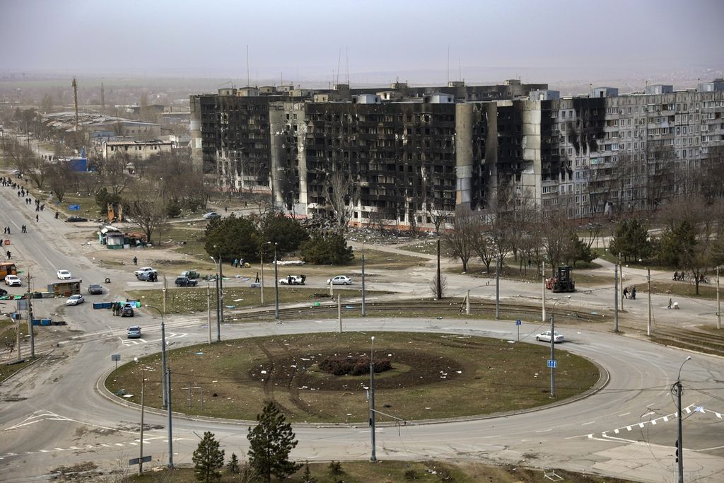 Bangunan-bangunan apartemen terlihat hancur akibat baku tembak artileri dalam pertempuran di area yang dikontrol oleh kelompok separatis Republik Rakyat Donetsk di pinggiran Mariupol, Ukraina, 29 Maret 2022, 