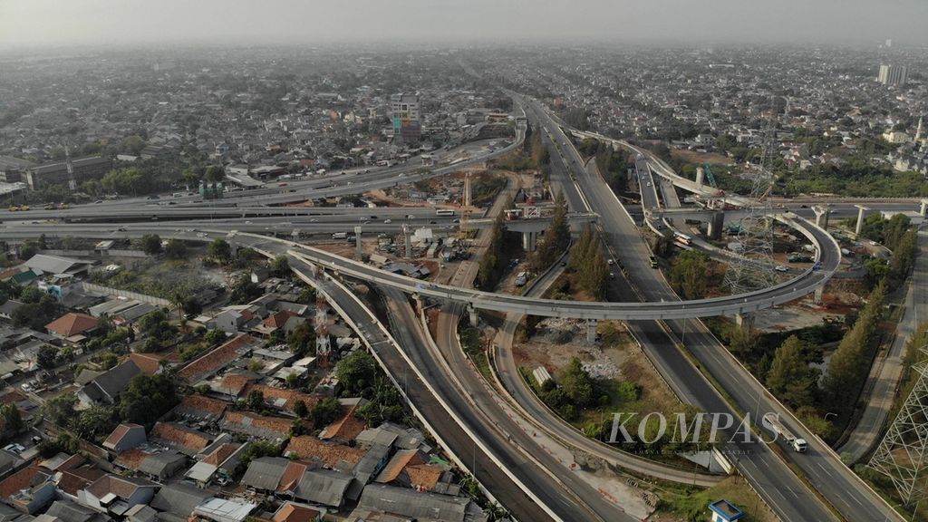 An aerial photo of the construction of three national infrastructure projects located near the Cikunir Intersection in the city of Bekasi, West Java, on Sunday (11/3/2019). The three projects are the construction of the Jakarta-Cikampek II Elevated Toll Road, Jabodebek Light Rail Transit (LRT), and Jakarta-Bandung High-Speed Rail.