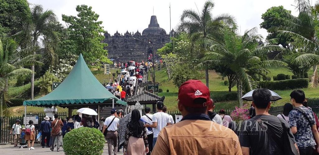 Kunjungan wisatawan ke Candi Borobudur, Kabupaten Magelang, Jawa Tengah, Juni 2019.