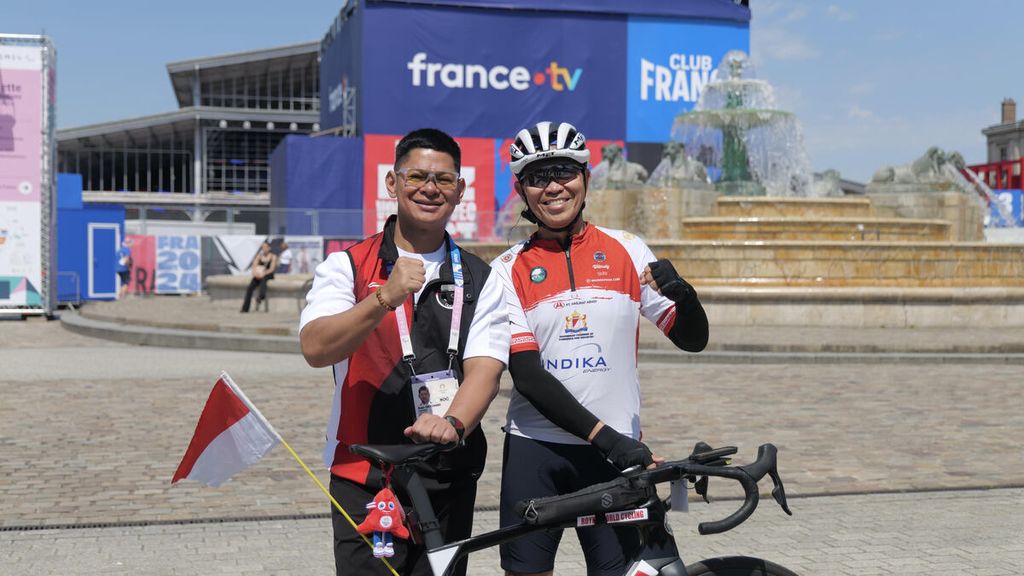 Royke bersama Ketua Komite Olimpiade Indonesia (KOI) Raja Sapta Oktohari saat di tempat finis, di Club France, Grande Halle de la Villete, Paris, Senin (29/7/2024).