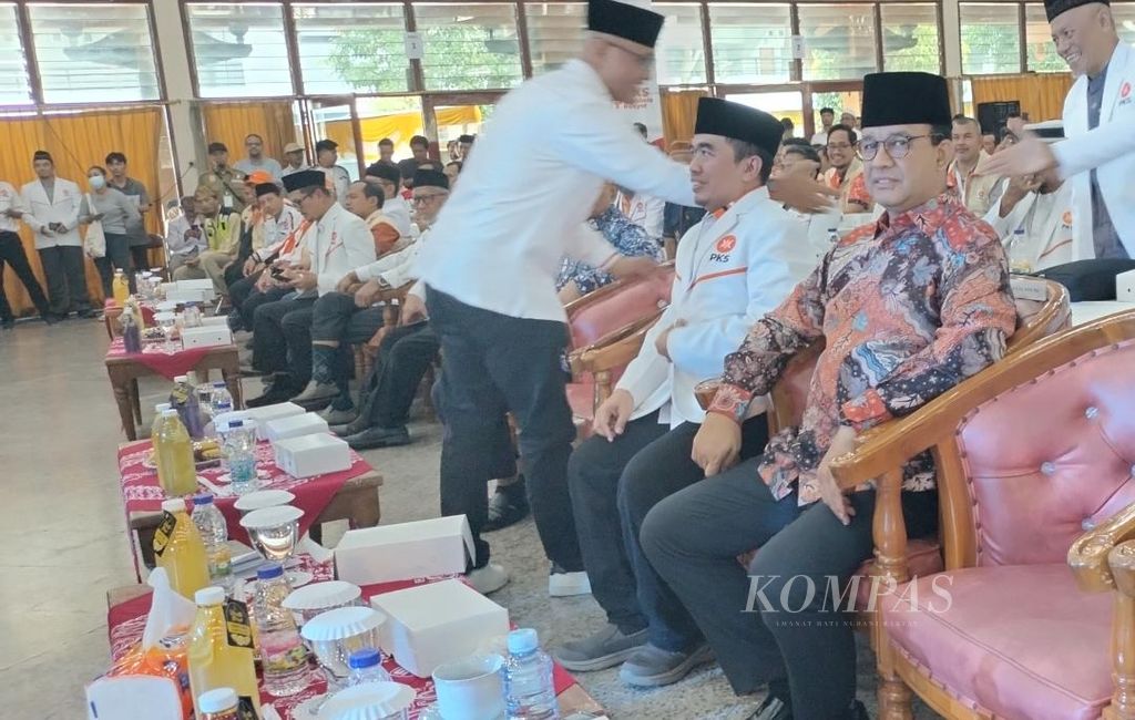 Bakal capres Anies Baswedan duduk di kursi di antara tamu undangan di acara Milad Ke-21 PKS di Yogyakarta, Rabu (18/5/2023).