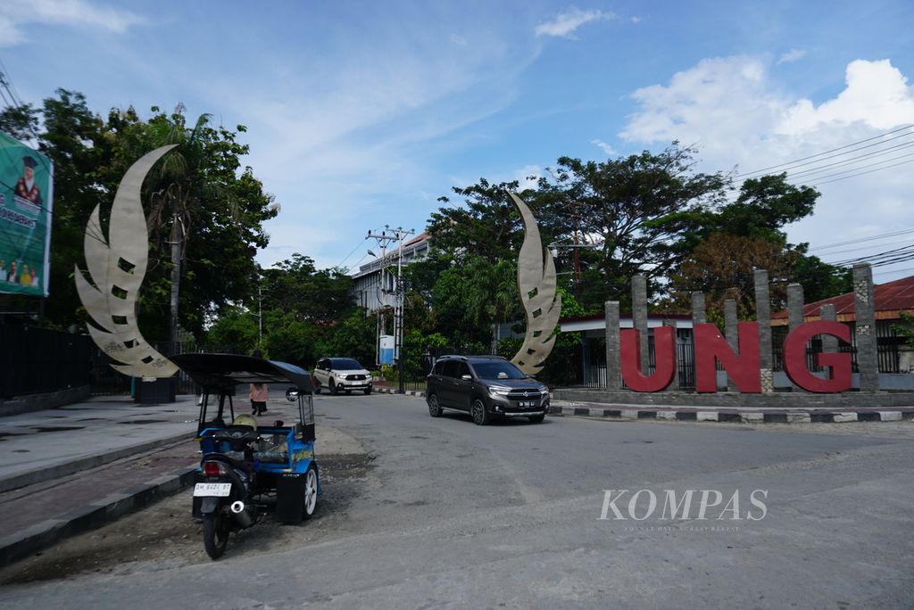 Mobil melintasi gerbang Universitas Negeri Gorontalo (UNG) di Kota Gorontalo, Provinsi Gorontalo, Selasa (28/11/2023).
