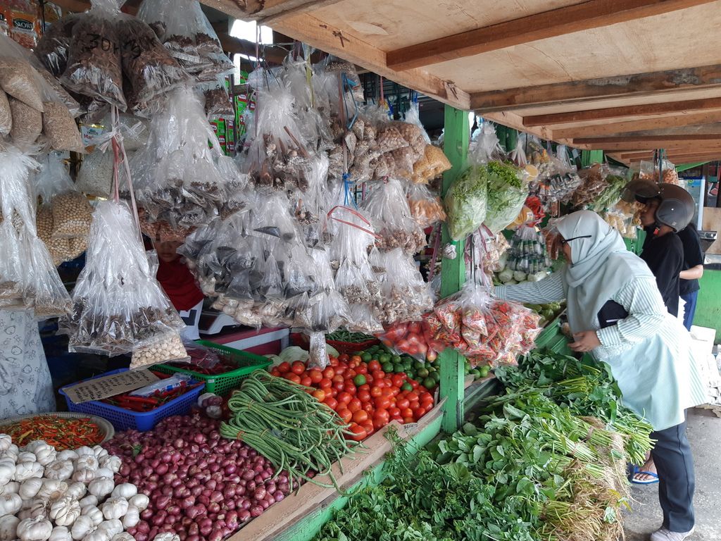 Residents buy vegetables at a stall on Mayor Zainal Arifin Street, South Balikpapan District, Balikpapan City, East Kalimantan on Friday (1/9/2023).