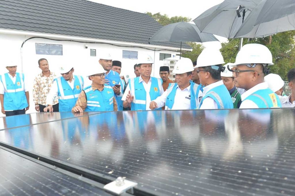 Gubernur Kepulauan Riau Ansar Ahmad (tengah) meninjau pembangunan jaringan listrik tenaga surya di Pulau Panjang, Batam, Rabu (1/11/2023).