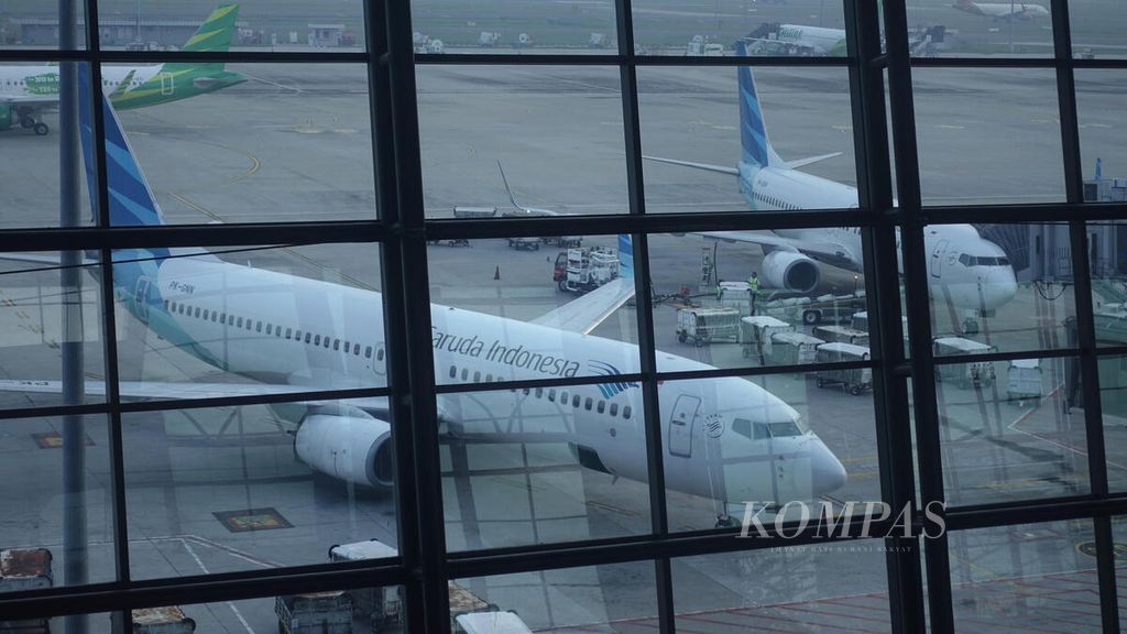 Pesawat Garuda Indonesia menunggu jadwal keberangkatan di Terminal 3 Soekarno-Hatta, Tangerang, Banten, Jumat (24/6/2022).