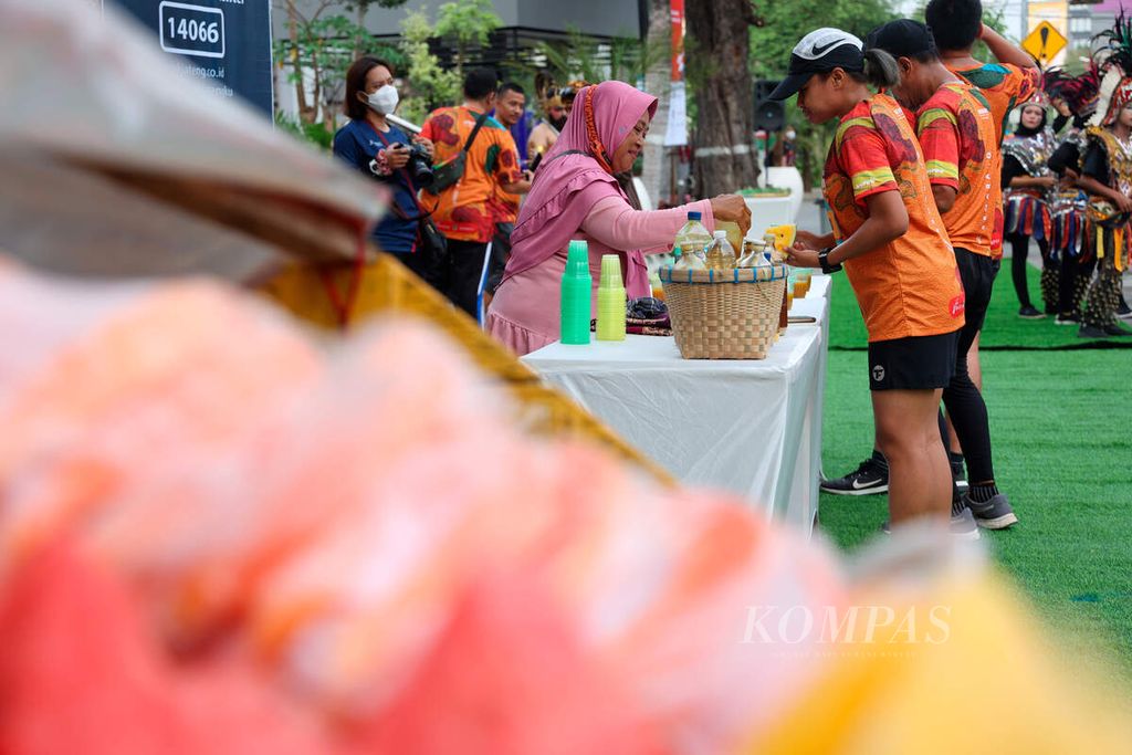 Stan jamu dan makanan tradisional gerobak gilo-gilo yang disediakan Bank Jateng saat penyelenggaraan Bank Jateng Friendship Run di depan kantor Bank Jateng, Kota Semarang, Jawa Tengah, Minggu (21/8/2022). Ajang olahraga lari Borobudur Marathon nantinya juga akan mengenalkan berbagai macam UMKM yang telah terkurasi. 