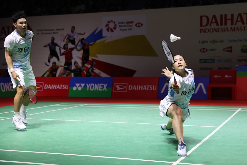 Rinov Rivaldy/Pitha Haningtyas Mentari tampil pada Indonesia Masters di Istora Gelora Bung Karno, Jakarta, Kamis (25/1/2024). 