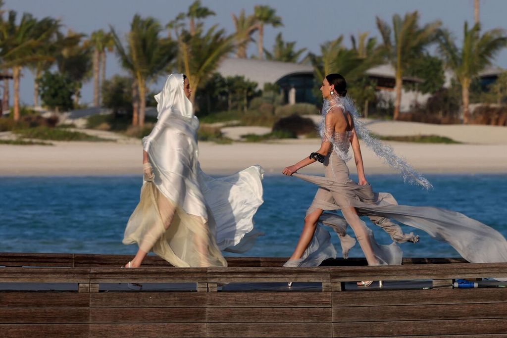 Model memperagakan busana karya para desainer pada ajang Red Sea Fashion Week  di Pulau Ummahat, kawasan resor Laut Merah, Arab Saudi, Kamis (16/5/2024). 