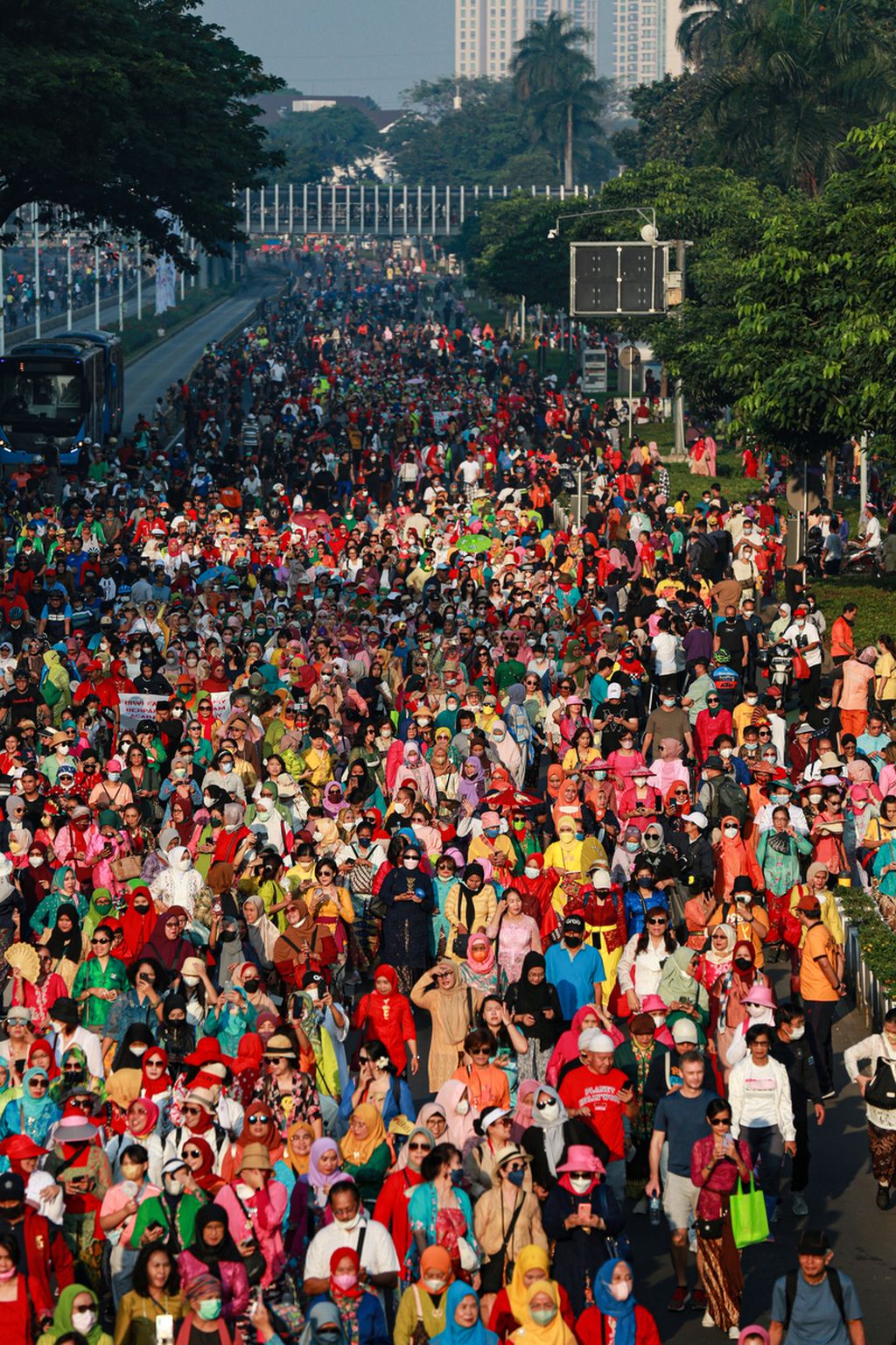 Para peserta yang mengenakan kebaya memenuhi jalan protokol Jenderal Sudirman, Jakarta, saat hari bebas kendaraan bermotor, Minggu (19/6/2022). Kegiatan jalan santai peluncuran Kebaya Goes to UNESCO itu dalam rangka mendukung pendaftaran kebaya ke UNESCO sebagai warisan budaya tak benda asal Indonesia.