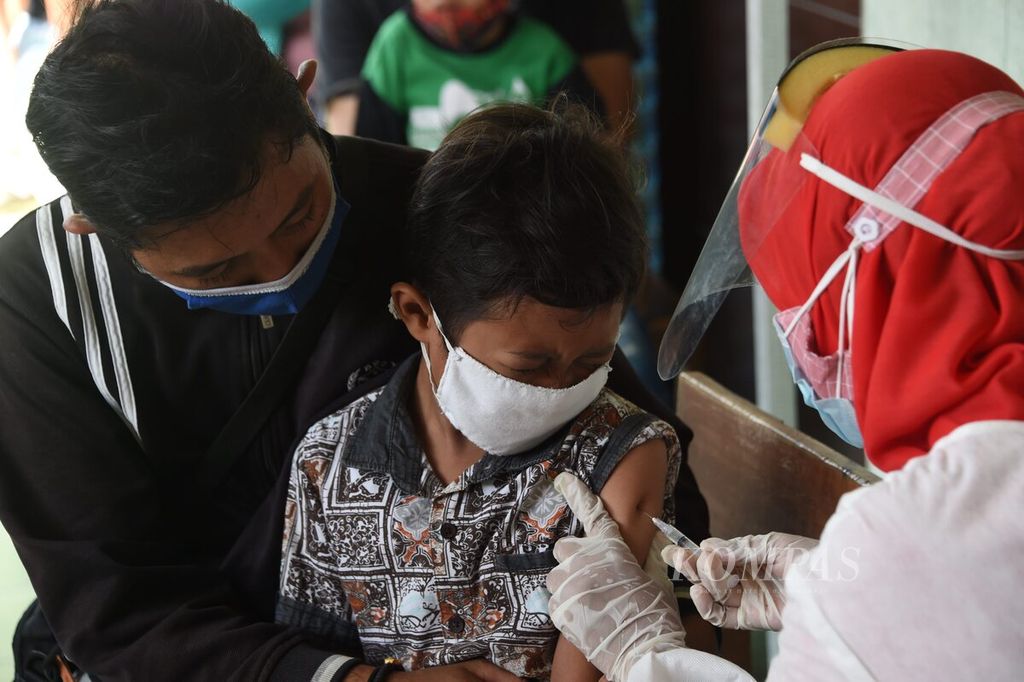 Siswa saat diimunisasi Measles Rubella (MR) pada hari kedua pelaksanaan Bulan Imunisasi Anak Sekolah di SD Negeri Kaliasin V Surabaya, Jawa Timur, Kamis (15/10/2020). Pada 14-31 Oktober petugas puskesmas di "Kota Pahlawan" secara serentak akan berkeliling di masing-masing sekolah sesuai pembagian wilayah. Adapun jenis imunisasi yang diberikan adalah MR dan Human Papiloma Virus (HPV) khusus Oktober, dengan jumlah sasaran mencapai 43.688 anak.
