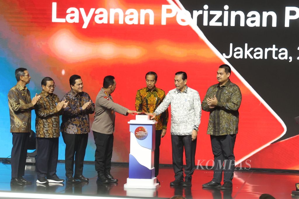 Presiden Joko Widodo didampingi sejumlah menteri dan Kapolri Jenderal (Pol) Listyo Sigit Prabowo meresmikan digitalisasi layanan perizinan penyelenggaraan <i>event</i> di Jakarta, Senin (24/6/2024). 