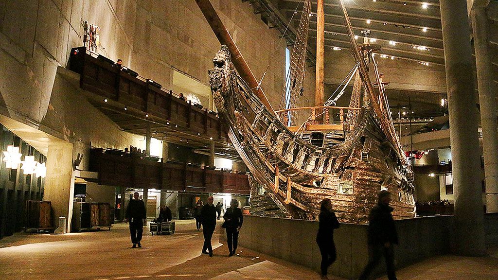 Pengunjung berjalan di muka Kapal Vasa yang berada di Museum Vasa, Stockhol, Swedia. Kapal Vasa merupakan salah satu kapal perang yang dibuat atas perintah Raja Gustav Adolf pada abad ke-17. Namun, kapal itu karam di pelayaran perdananya.