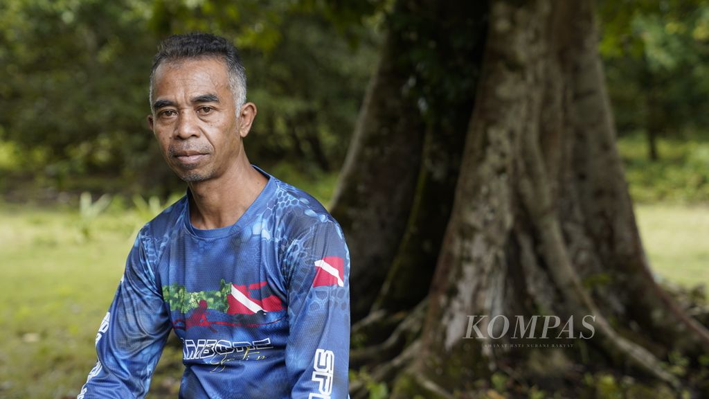Hadiat Kelsaba (43) alias Encek, anggota staf Resor KSDA Wilayah XXI Pangandaran, yang menjaga dan memulihkan terumbu karang di Pangandaran, Jawa Barat